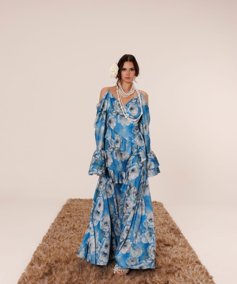 Mediterranean Muse mavi floral desenli ipek karışım uzun elbise boydan görünüm