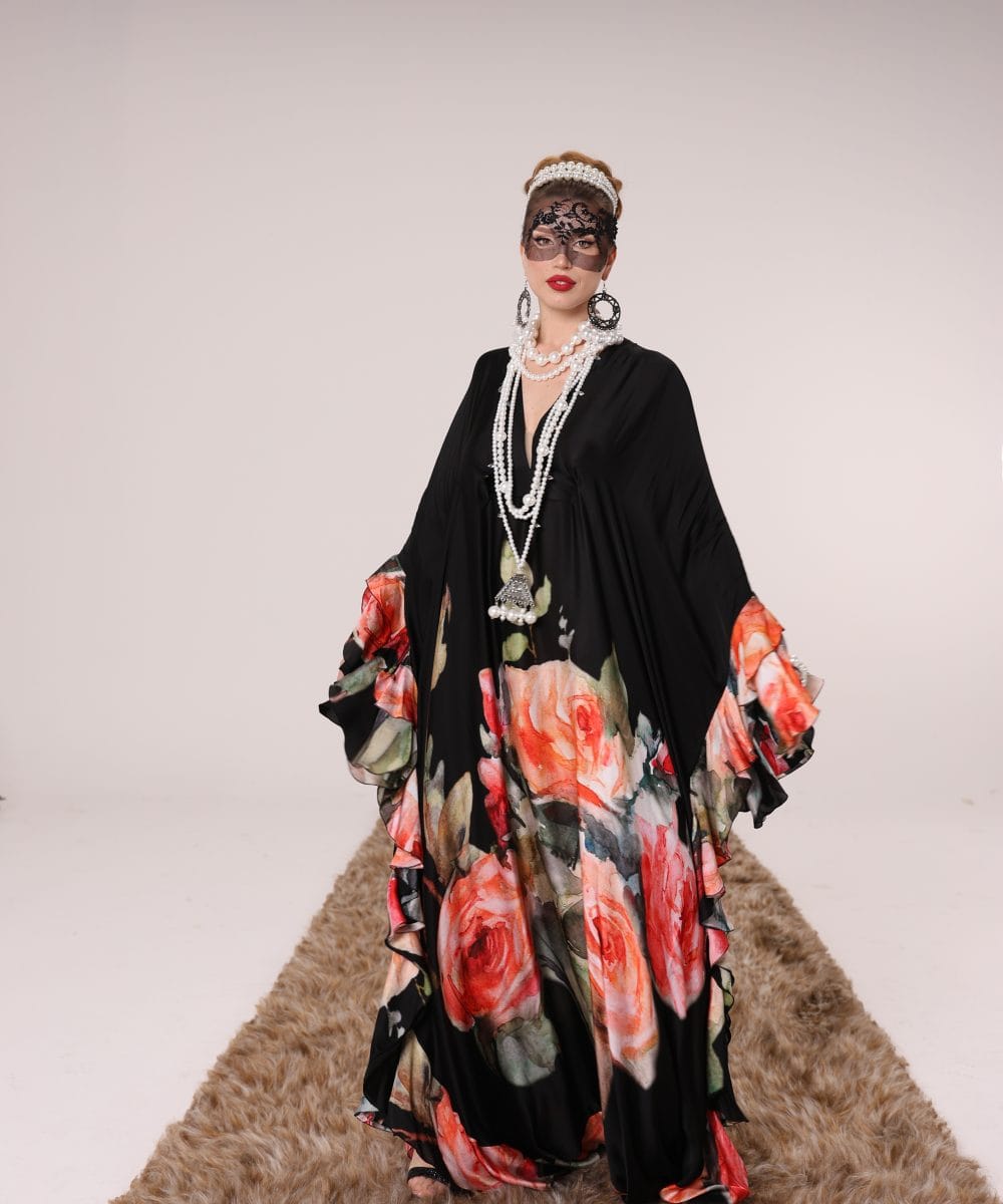 Siyah zemin üzerine büyük kırmızı gül desenli, %100 saf dut ipeğinden üretilmiş, akışkan silüetli ve dramatik volan kollu Soul of Leila Andalusian Queen lüks maxi elbise.