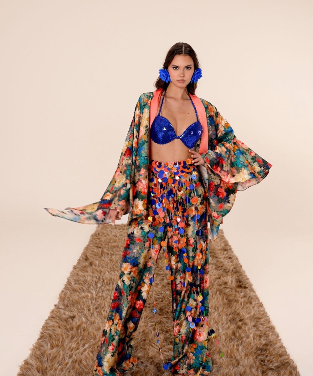 Çiçek desenli, %70 saf ipek karışımlı, mavi payet detaylı kemer ve büstiyer ile tamamlanmış Soul of Leila Azure Garden lüks boho-chic kimono ve pantolon takımı.