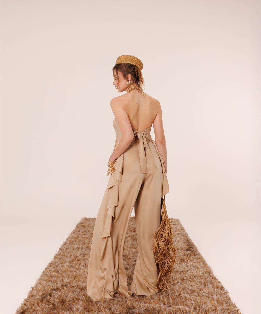 Sahara Sands takımın sırt dekoltesindeki bağlama detayı ve ipek-keten dokusunun yakın çekimi