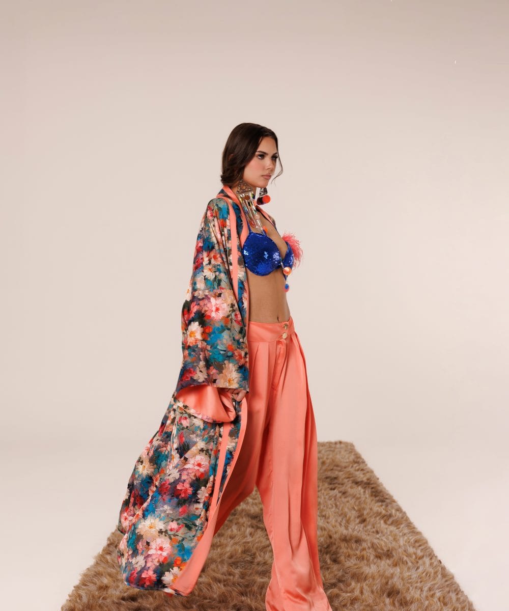 Coral Garden ipek karışımlı floral kimono pantolon takım yandan yürüyüş görünüm