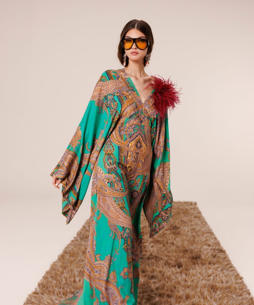 Emerald Granada ipek elbise hareketli görünüm kaftan kesim ve akışkan yapı