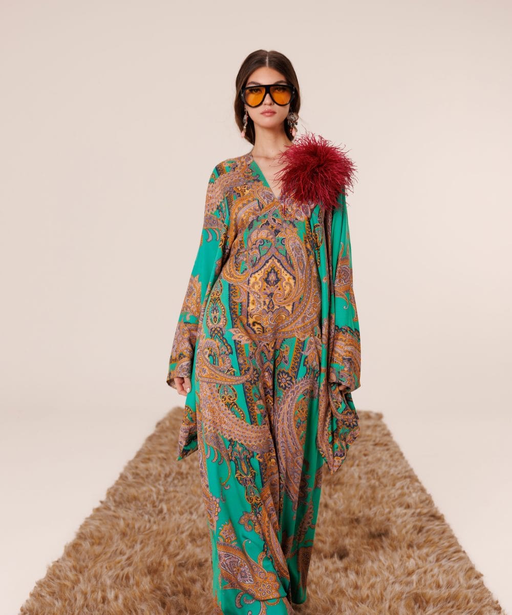 Emerald Granada zümrüt yeşili şal desenli %100 Mulberry ipek uzun elbise boydan görünüm