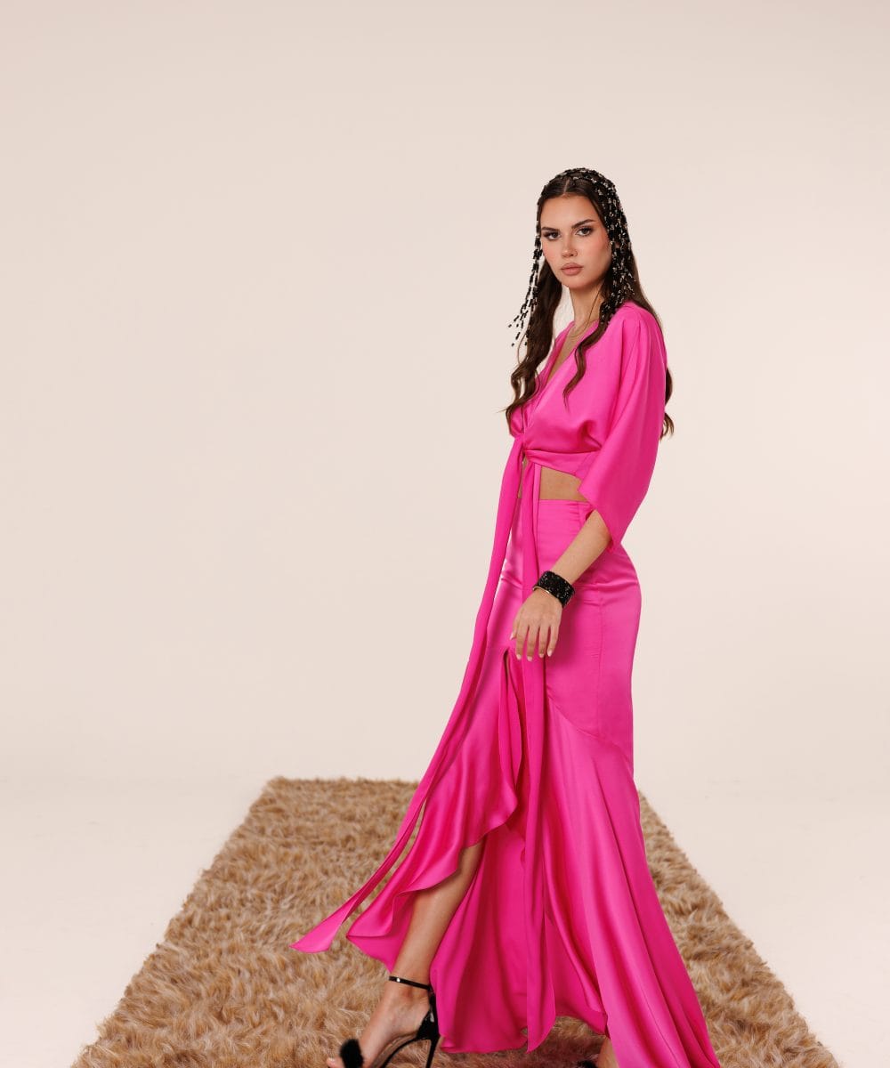 Akışkan etek kesimi ve hareketli formuyla fuşya Japon ipek takım yandan görünüm