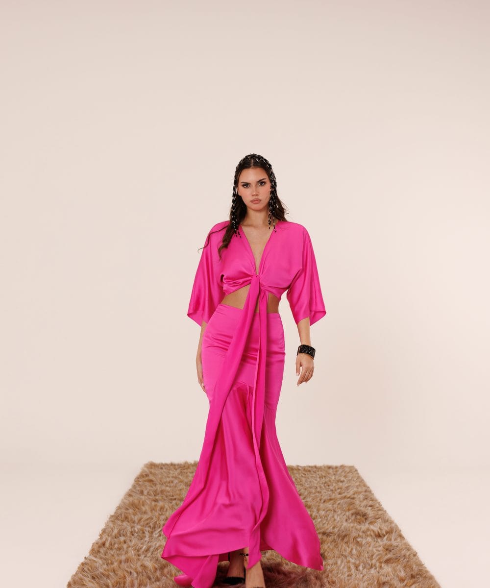 Fuşya renk Japon ipek kumaştan yapılmış, cut-out detaylı ve akışkan etek formuna sahip Soul of Leila Flamenco Fire lüks takım