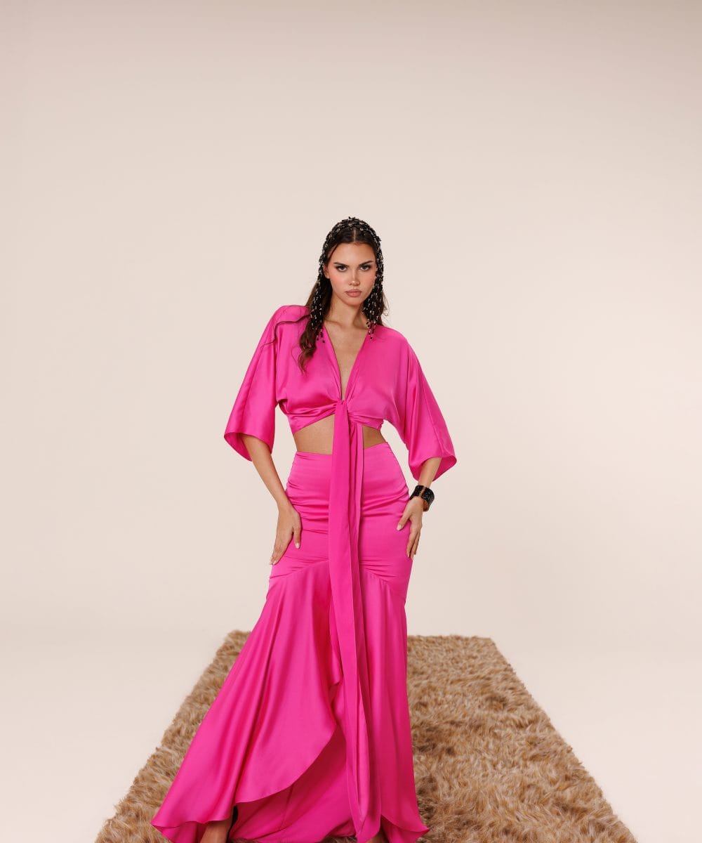 Derin V yaka ve bağ detayına sahip fuşya Japon ipek Flamenco Fire takım ön görünüm