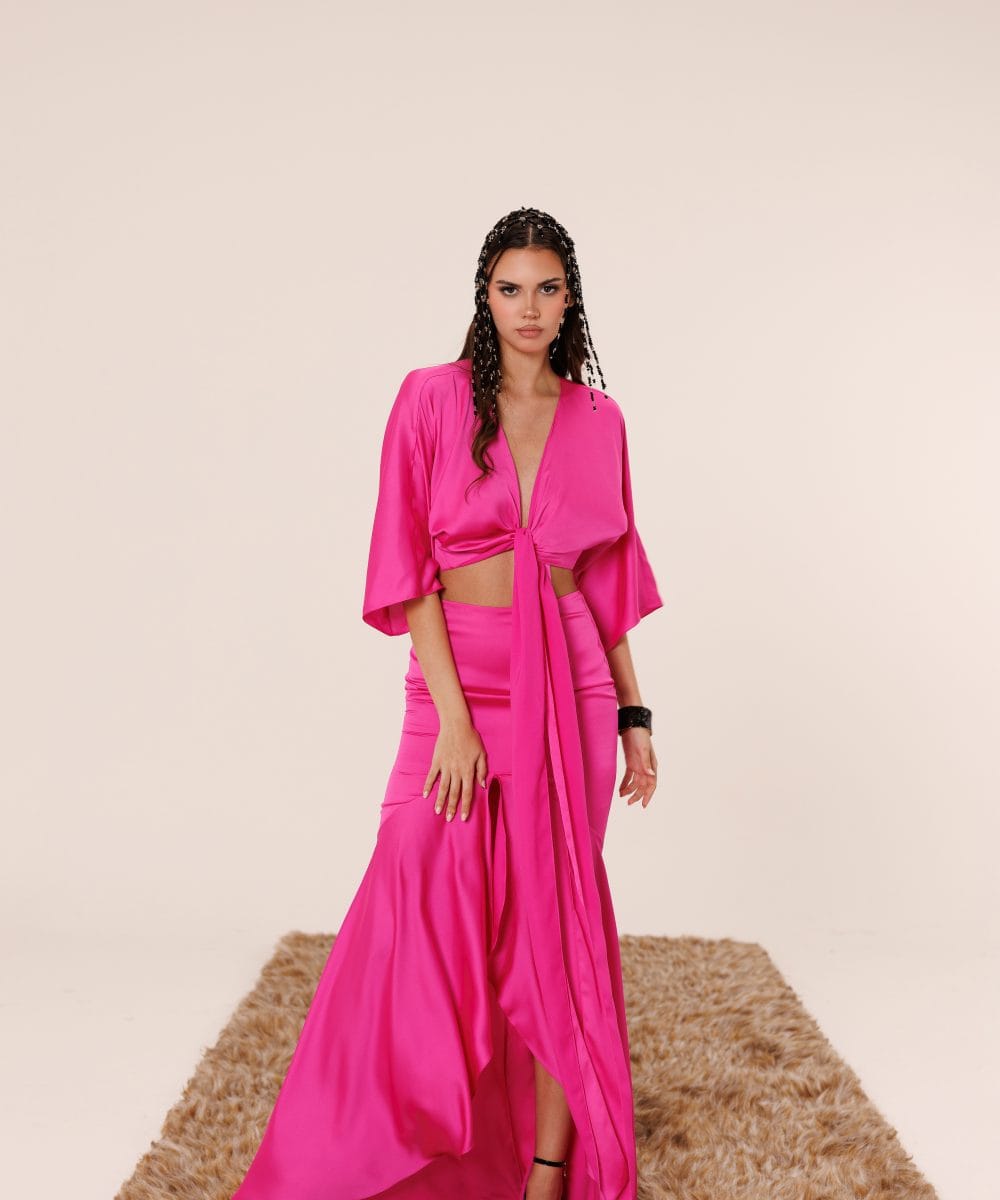 Japon ipek kumaşın parlak yüzeyi ve üst form detaylarını gösteren yakın çekim