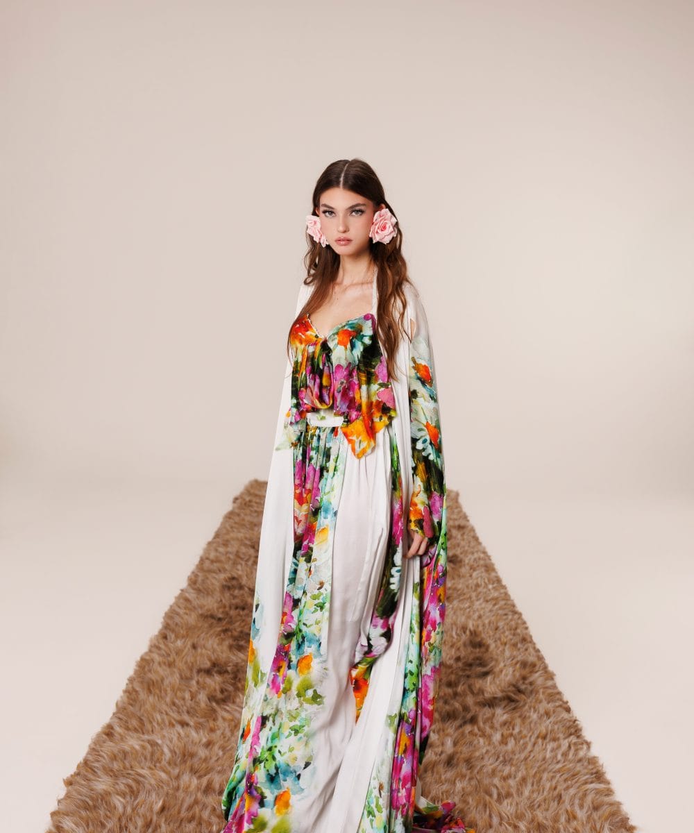 %100 saf ipek kumaştan, floral desenli ve pelerin detaylı Granada Heritage lüks elbise boydan görünüm