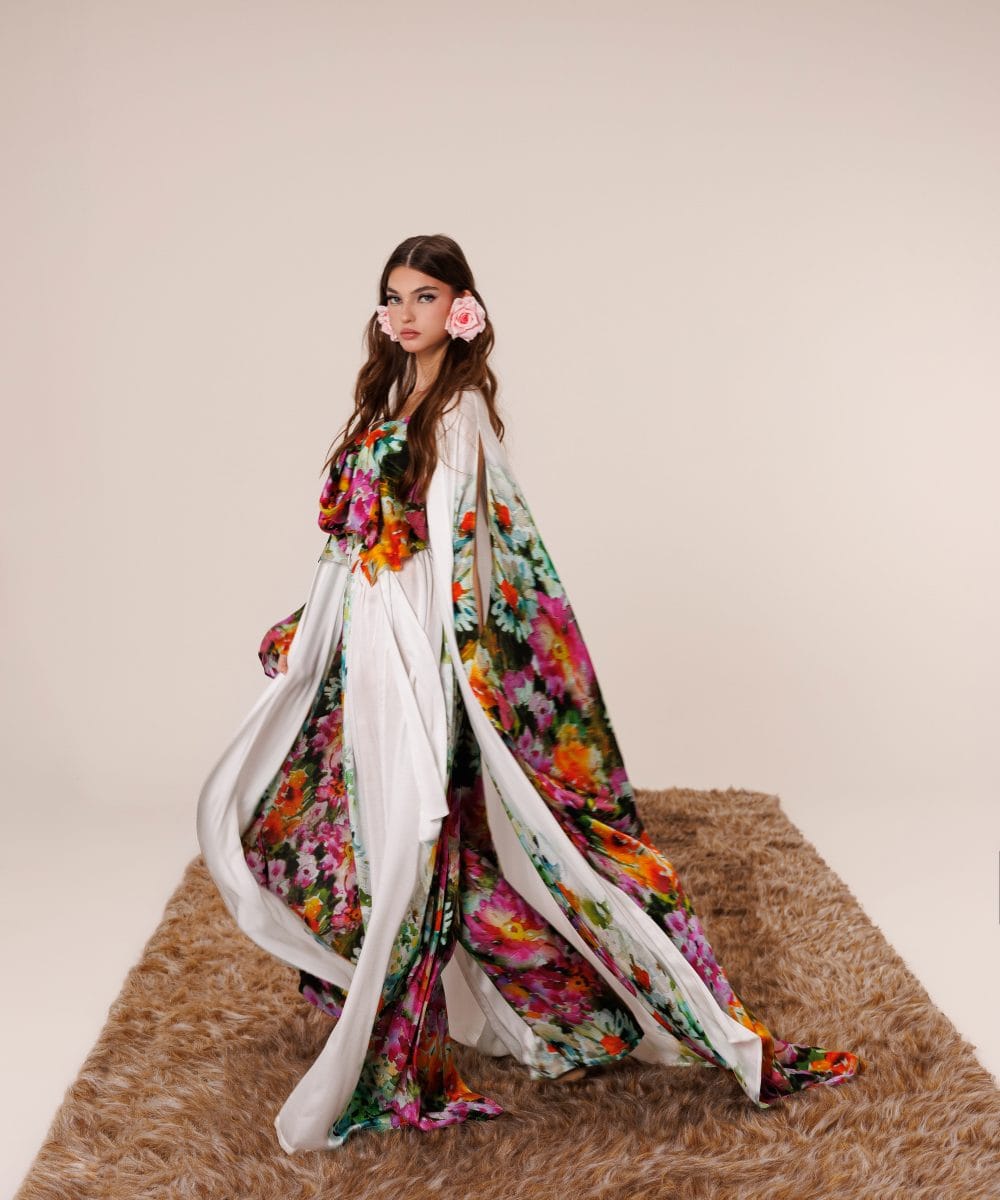 Akışkan ipek kumaşı ve pelerin detayıyla hareket eden floral Granada Heritage lüks elbise