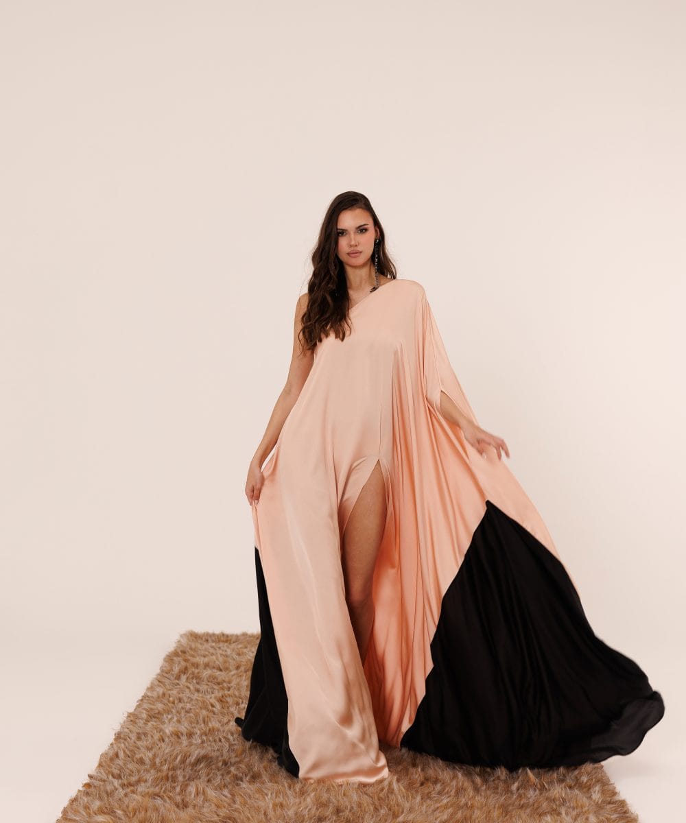 Akışkan ipek karışım kumaşıyla hareket eden Eclipse of Granada asimetrik elbise