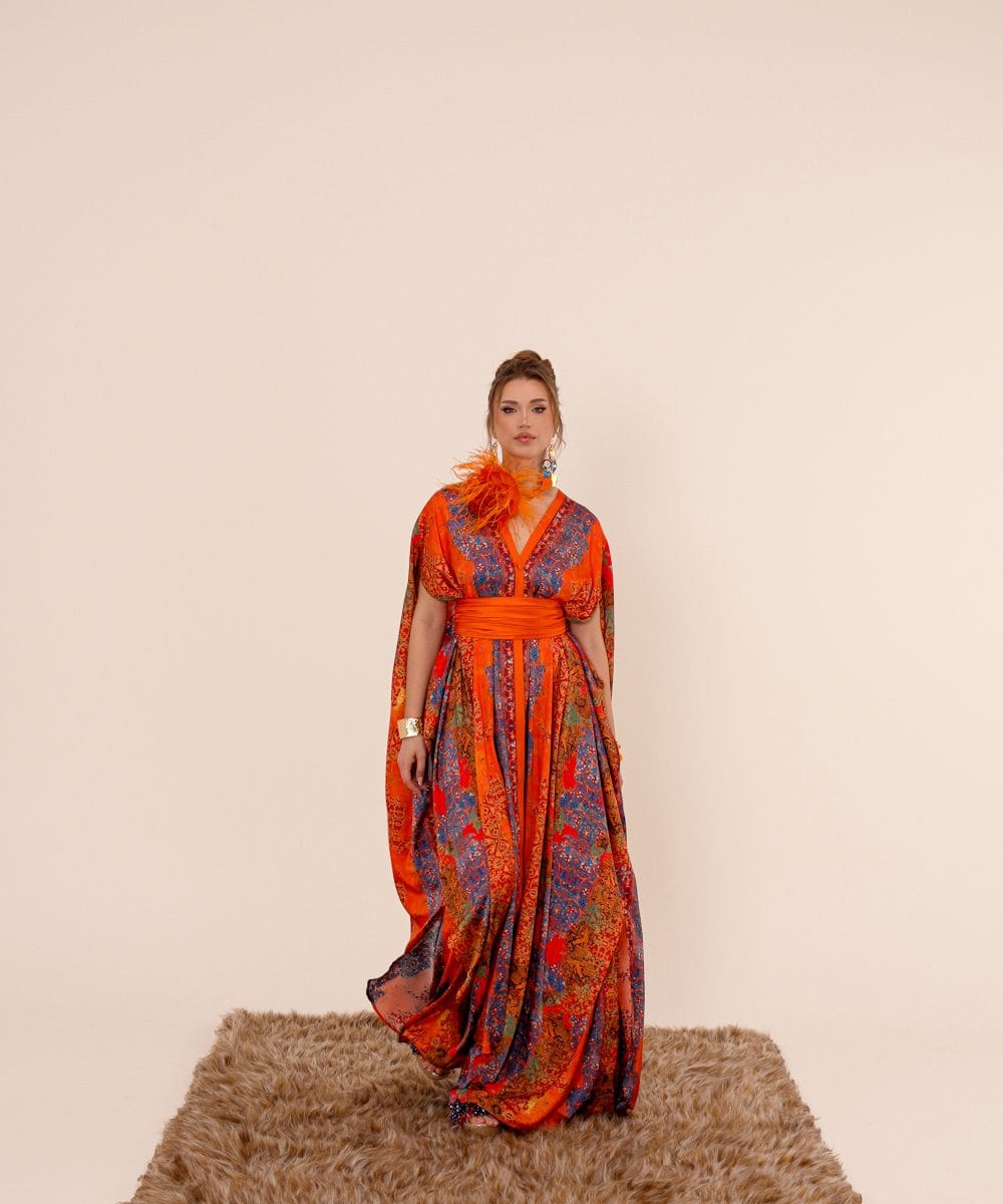 Phoenix ipek karışım elbise hareketli görünüm kaftan form ve akışkan etek