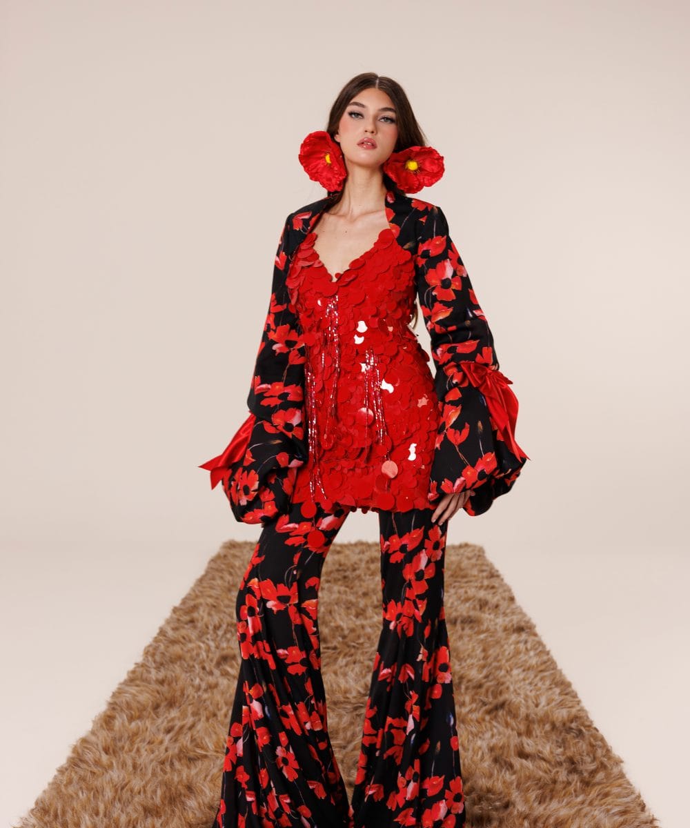 Siyah zemin üzerine canlı kırmızı çiçek desenli, ön paneli yoğun kasnak payet işlemeli %70 ipek Soul of Leila Alhambra Ember lüks tasarım takım.