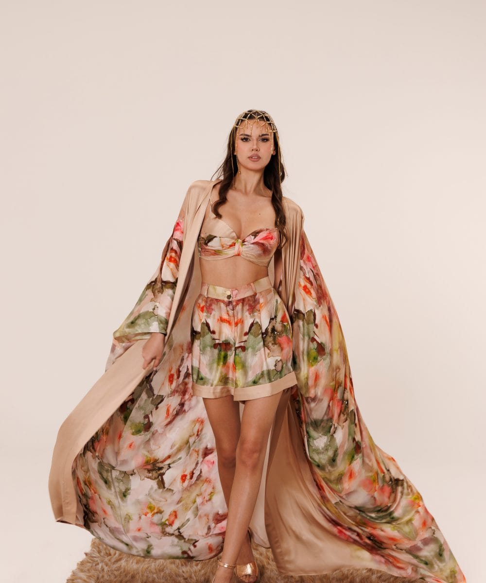 Akışkan kimono detayıyla hareket eden Mulberry ipek Golden Alhambra lüks takım