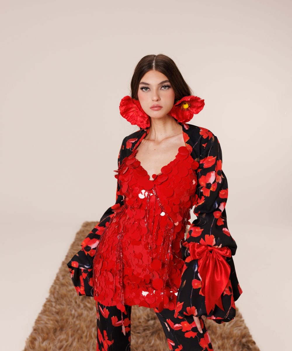 Akışkan İspanyol paça pantolon ve hacimli kollarıyla hareket özgürlüğü sunan %70 ipek karışımlı Alhambra Ember lüks davet takımı silüeti.