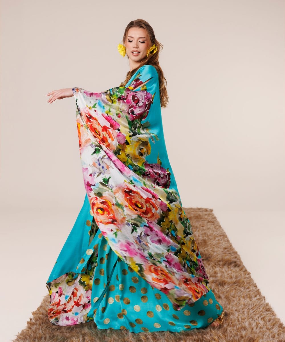 Turkuaz floral desenli ipek kaftan elbise hareketli görünüm