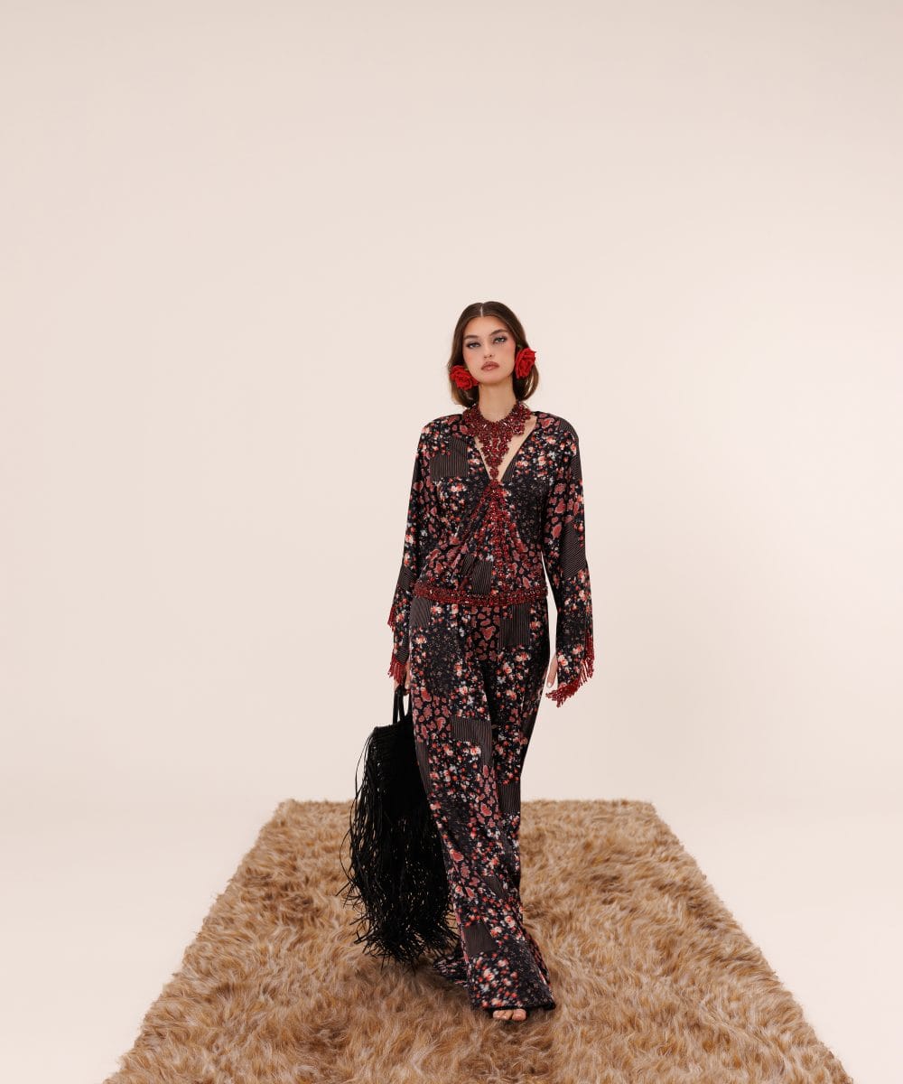 Rose in Dark ipek karışımlı floral gece takımı yürüyüş görünüm