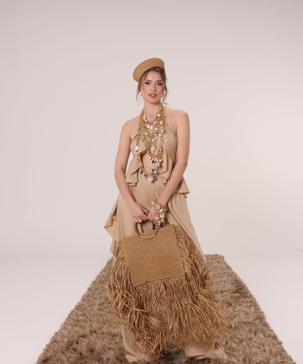 Volanlı pantolon detayı ve hasır püsküllü çanta ile kombinlenmiş ipek-keten Sahara Sands takım