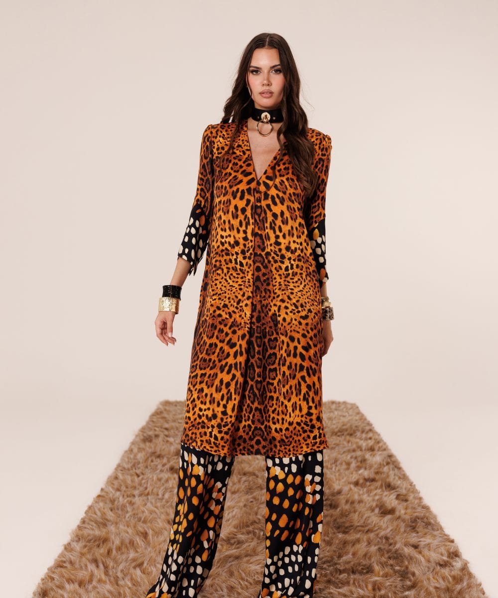 Leopar desenli, %70 saf ipek karışımlı, siyah ve altın rengi aksesuarlarla tamamlanmış Soul of Leila Savannah lüks tunik ve geniş paça pantolon takımı önden görünüm.