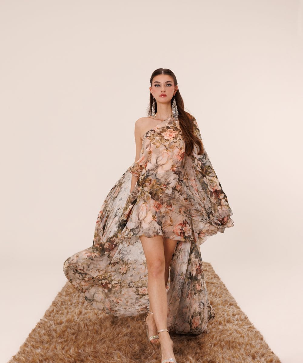 Floral desenli %100 saf ipek şifon, tek omuzlu ve arkası uzun akışkan formda lüks Secret Garden elbise