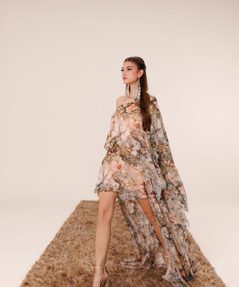 Uçuşan şifon kumaşı ve uzun arka formuyla hareket eden floral lüks elbise