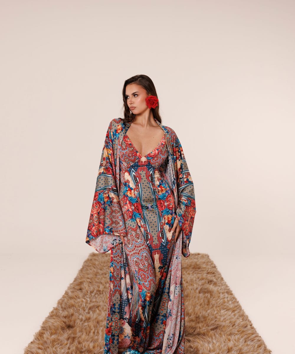 Soul of Leila'nın imza dokularından olan %70 ipek karışımının mikro detaylarını ve bahar çiçekleri desenli kumaş kalitesini gösteren makro çekim.