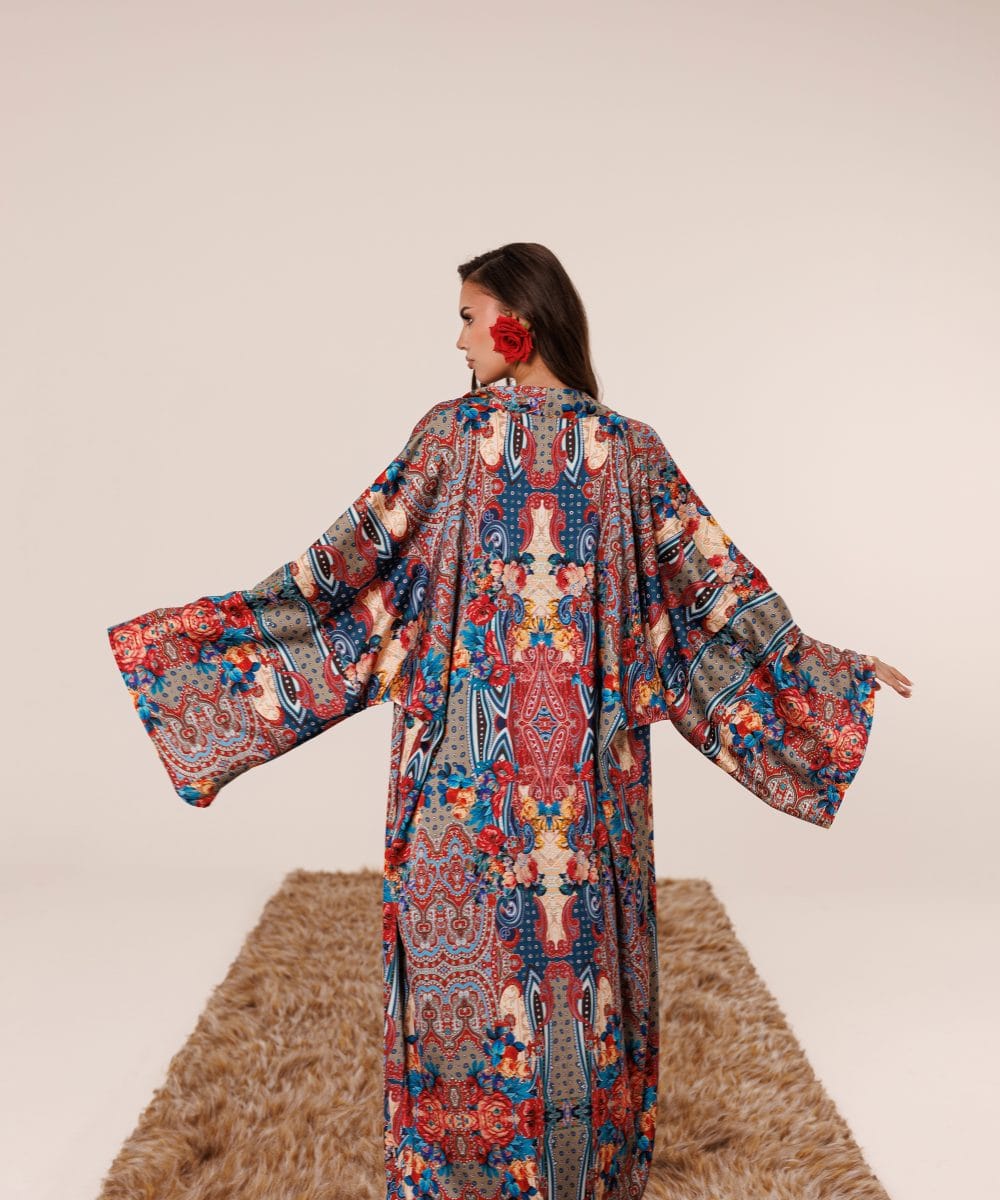 Sevilla Bloom takımın sırt detayını ve ipek kumaşın omuzlardan dökülen akışkan yapısını sergileyen, yüksek terzilik ürünü arkadan görünüm