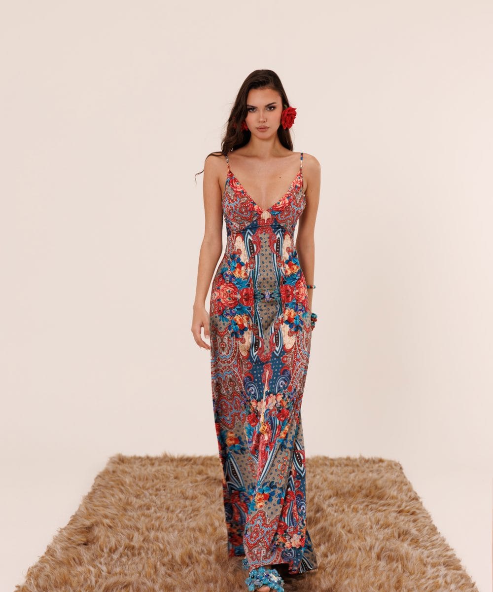 Beyaz zemin üzerine canlı bahar çiçekleri desenli, %70 ipek ve %30 mikrofilament karışımlı, belden kemerli Soul of Leila Sevilla Bloom lüks takım önden görünümü.