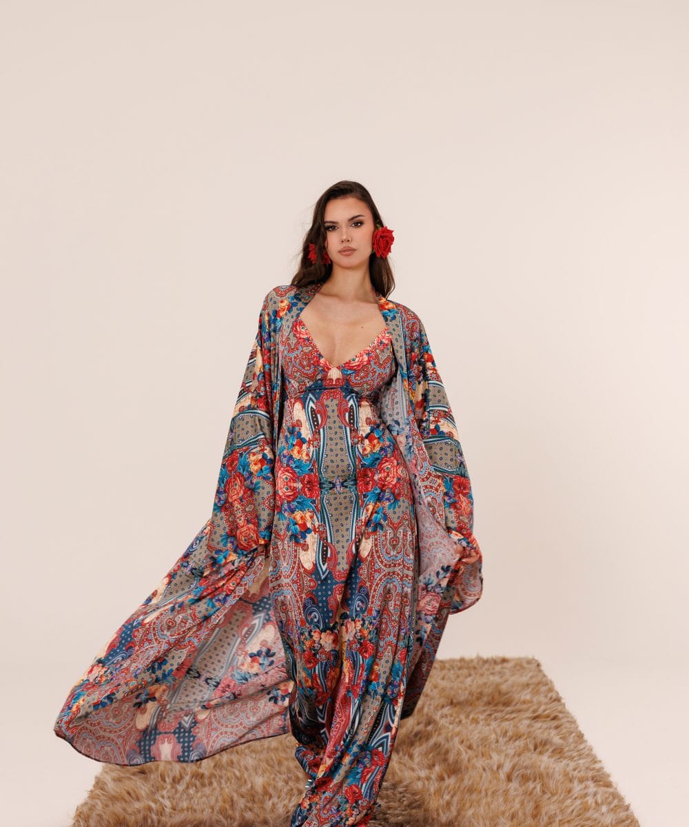 Rüzgarla dans eden hacimli volan kolları ve geniş paça pantolonuyla, ipeğin hafifliğini hareket halinde sergileyen Sevilla Bloom boho-chic resort stil.