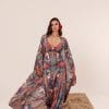 Rüzgarla dans eden hacimli volan kolları ve geniş paça pantolonuyla, ipeğin hafifliğini hareket halinde sergileyen Sevilla Bloom boho-chic resort stil.