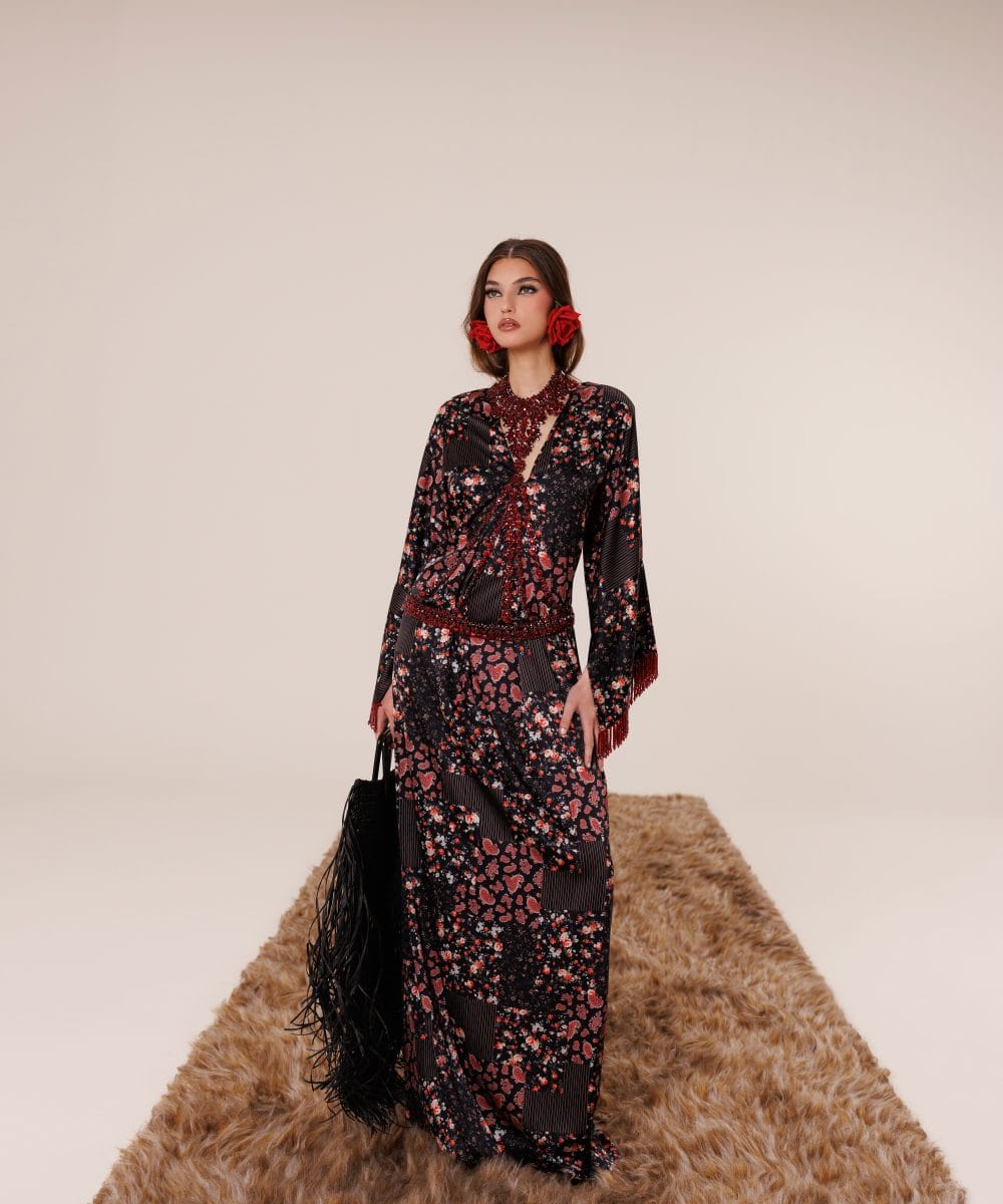 Siyah zemin üzerine kırmızı floral desenli Rose in Dark ipek takım ön görünüm