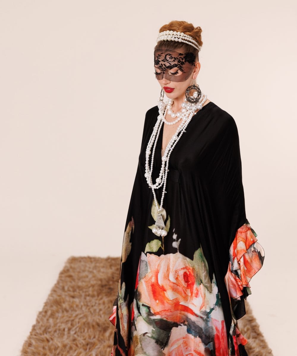 Doğal parlaklığını yansıtan, dökümlü yapısı ve hacimli volan kollarıyla dikkat çeken yüksek terzilik eseri siyah saf dut ipeği Soul of Leila davet elbisesi kumaş detayları.