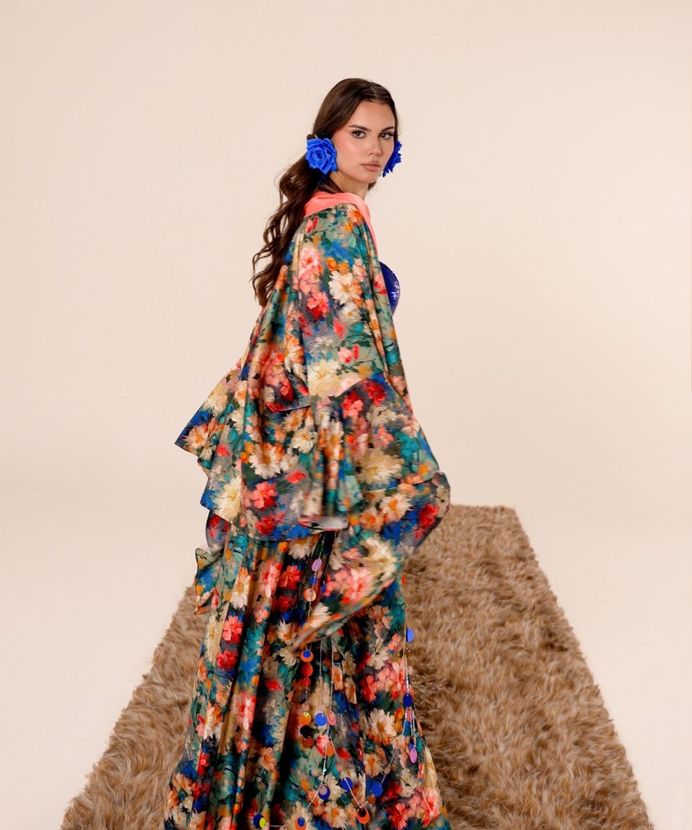 %70 saf ipek ve mikroflement kumaşın rüzgardaki hacimli dökümünü ve yüksek terzilik kalıplarını sergileyen sırt detaylı Soul of Leila Azure Garden tasarım kimono seti.