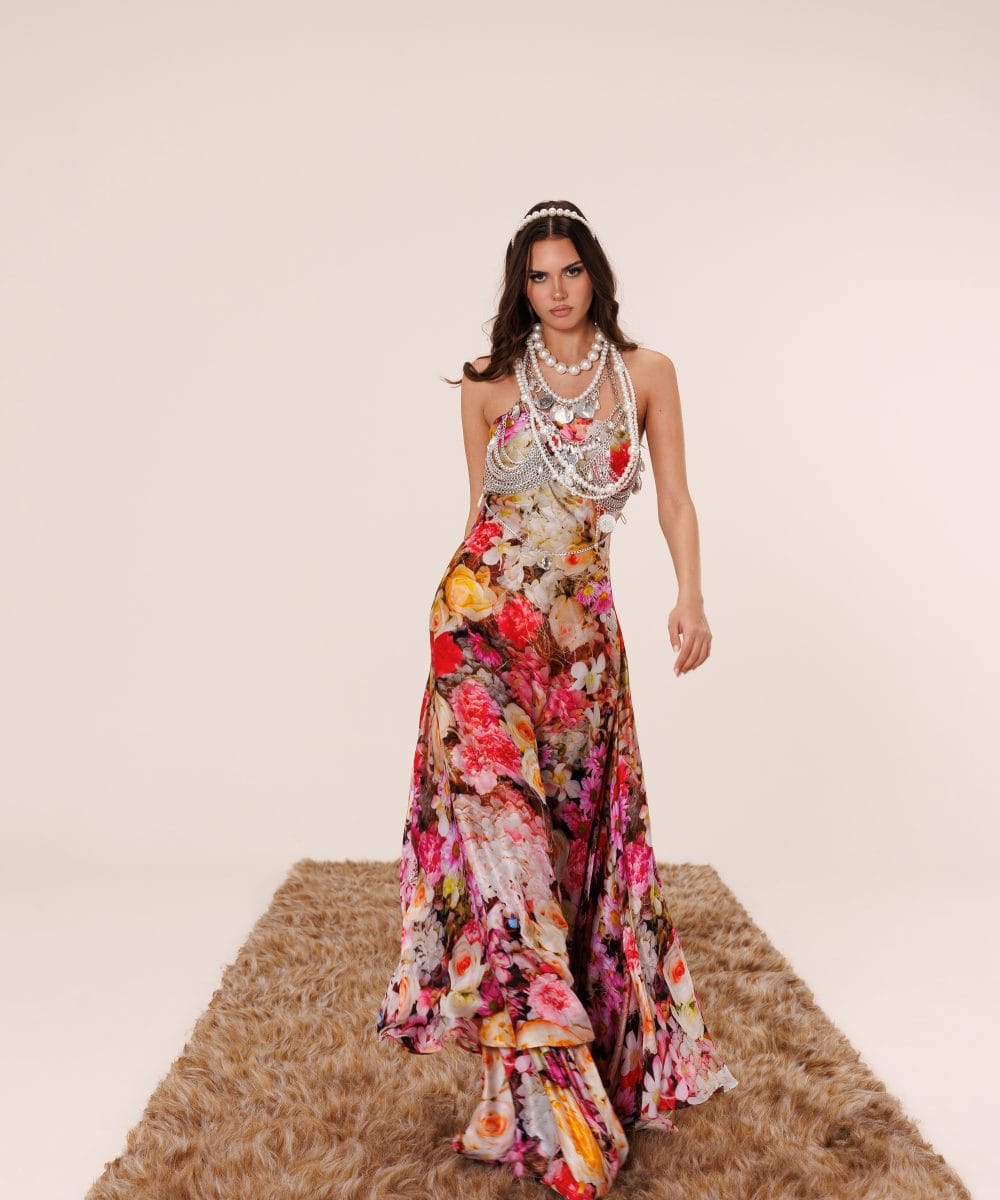 %100 saf Mulberry ipek kumaştan üretilmiş, inci detaylı ve floral desenli Eden lüks elbise boydan görünüm