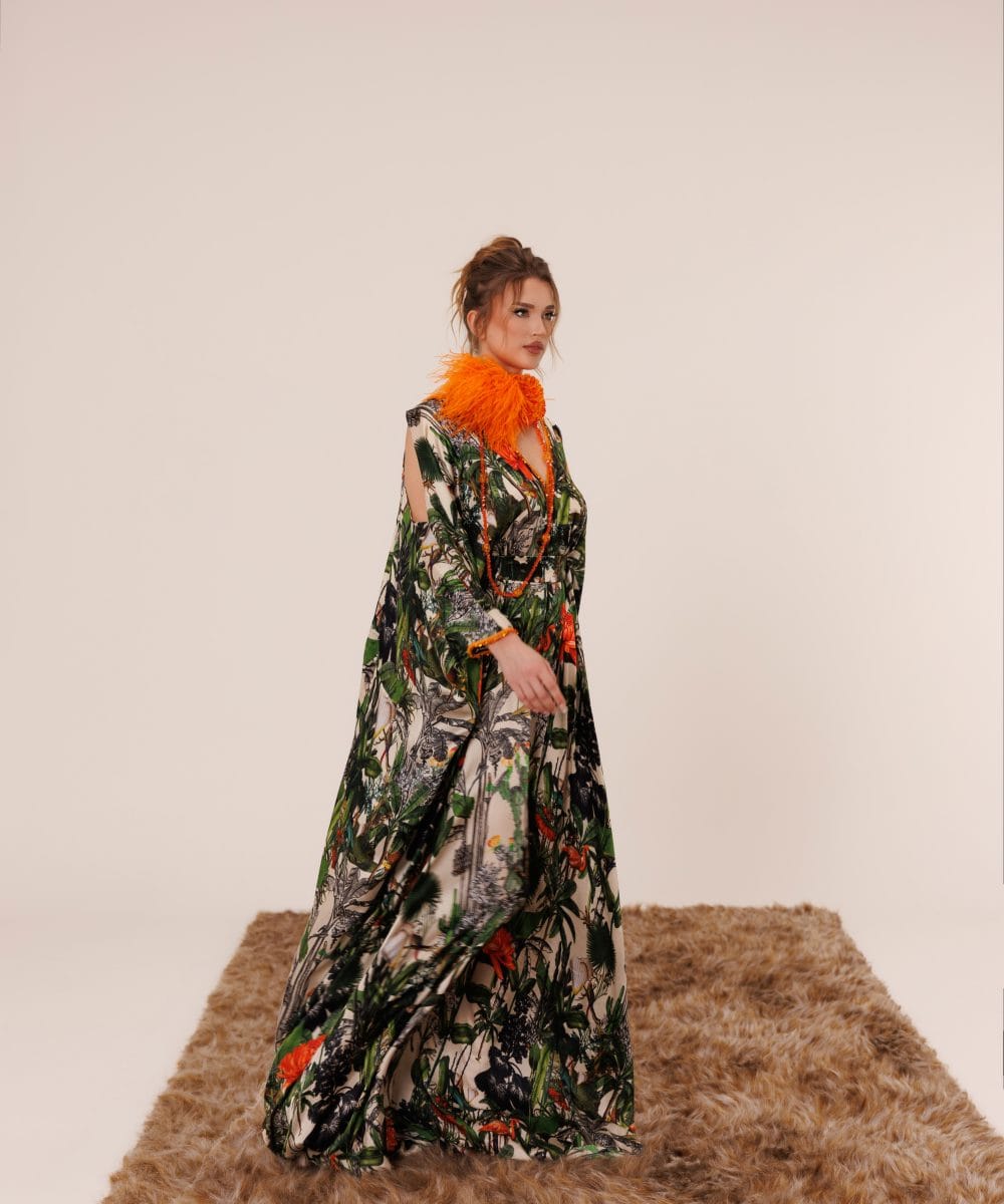 Flamingo ipek elbise hareketli görünüm tropikal desen ve akışkan yapı