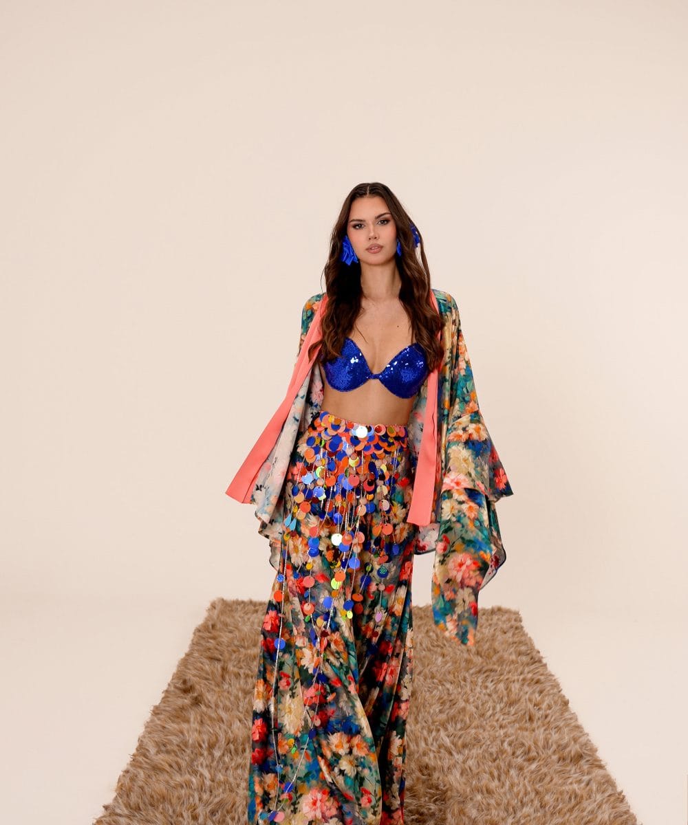 Soul of Leila kadınının çabasız zarafetini yansıtan, mavi payetli büstiyer ile kombinlenmiş, çiçek desenli geniş paça ipek pantolon ve kimono kombini önden görünüm.