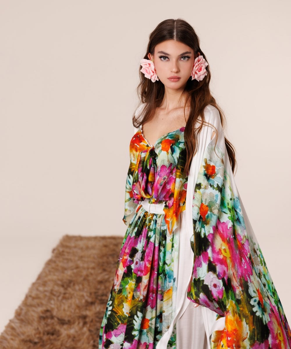 Drapeli üst form ve canlı floral desenleri gösteren %100 saf ipek Granada Heritage elbise detay çekim