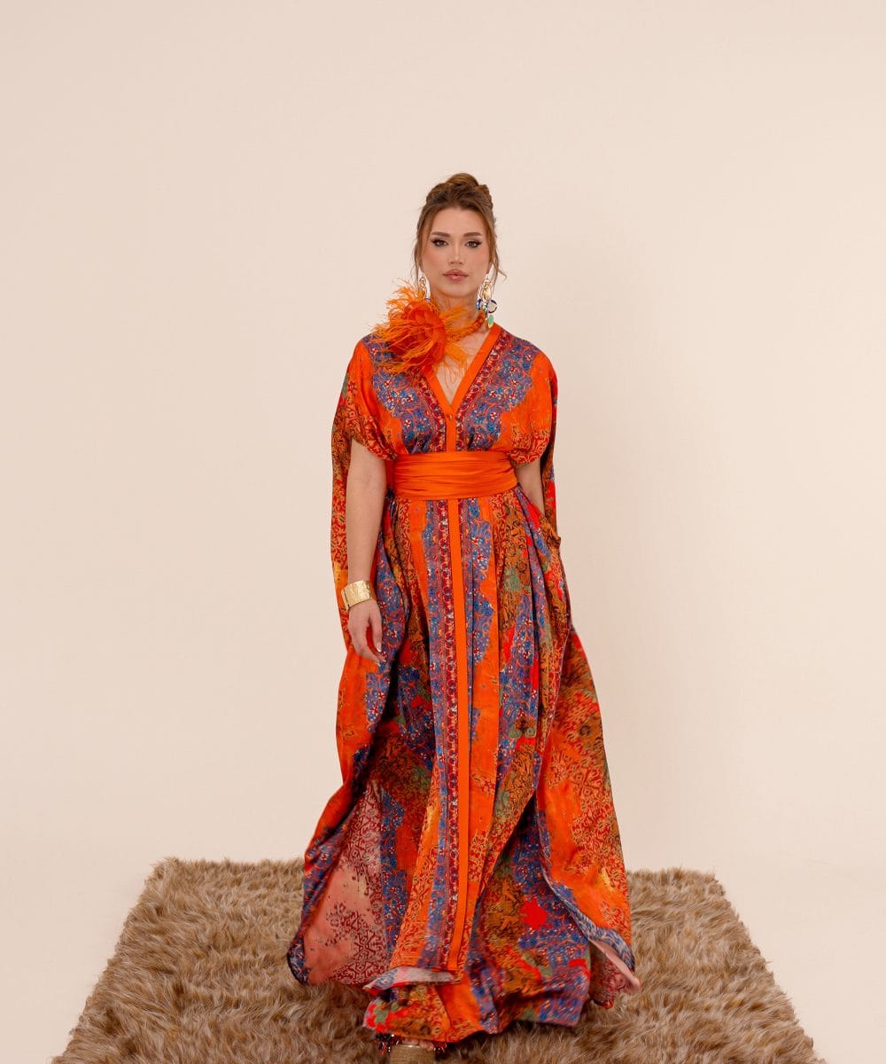 Phoenix turuncu ve mavi desenli ipek karışım kaftan elbise boydan görünüm