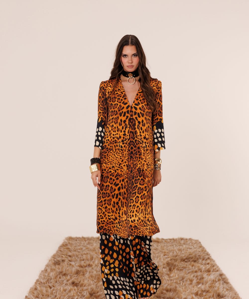 Siyah chocker kolye ve gösterişli bilekliklerle kombinlenmiş, manşet ve paçalarında soyut desenler bulunan Soul of Leila Savannah tasarım leopar ipek takım.